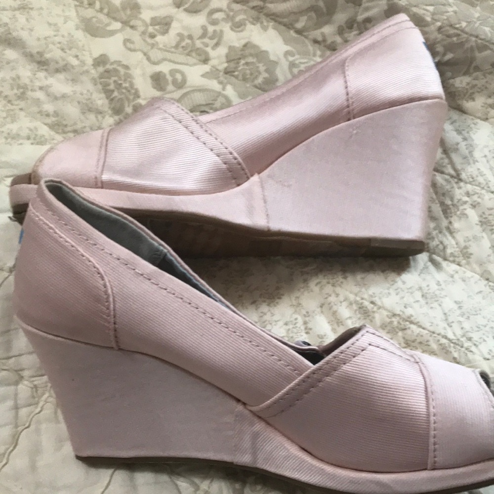 Toms Size 9 W wedge shoes. Pink